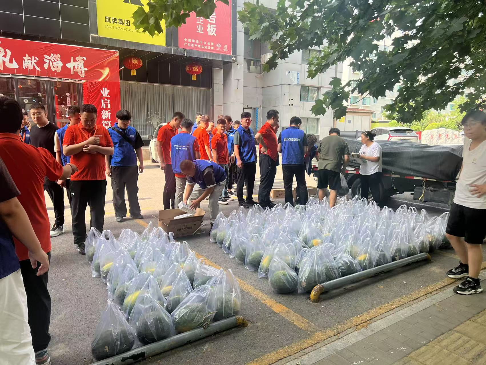 业之峰夏日送清凉：西瓜到岗，甜蜜满心！